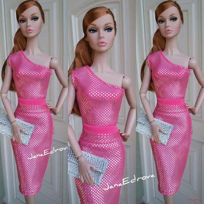 Elegantní růžové šaty se stříbrnou kabelkou pro Barbie