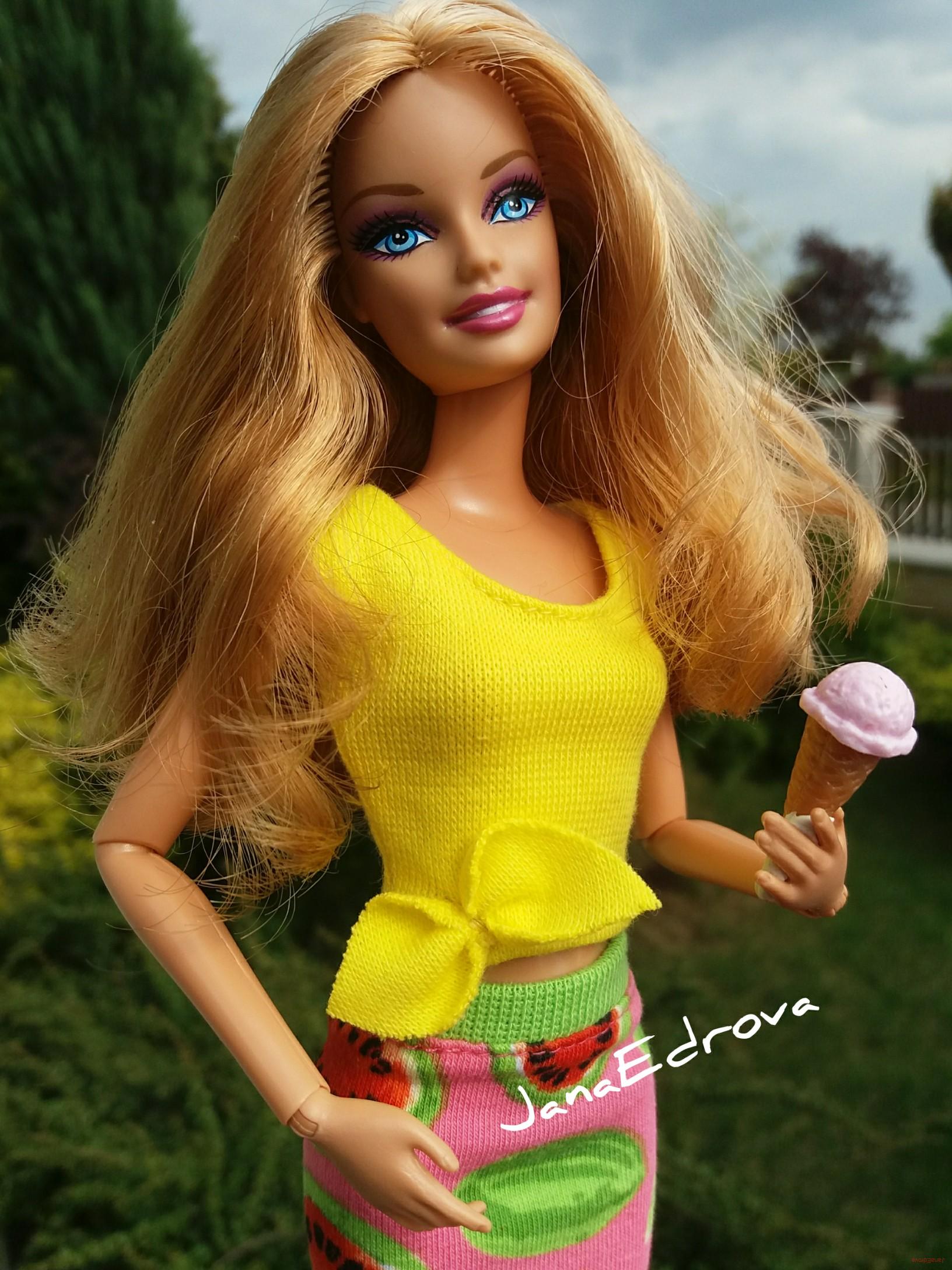 Žluté tričko s uzlem pro Barbie 