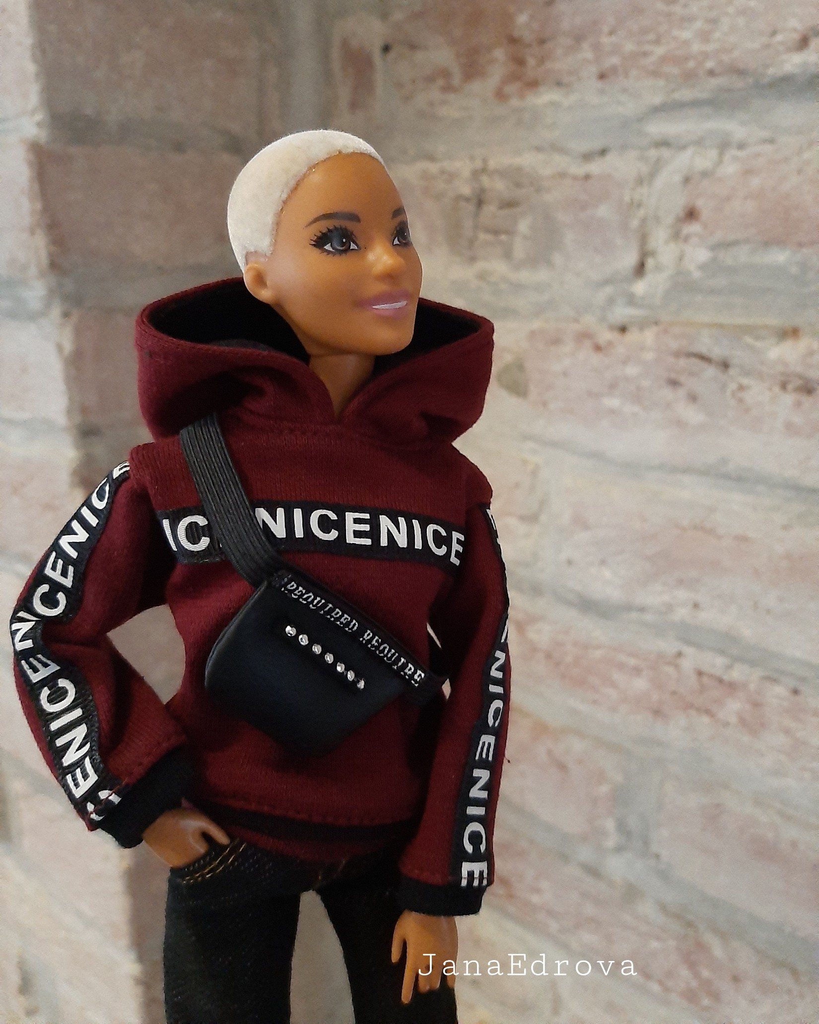 Vínová mikina s kapucí a s nápisy pro panenku Barbie