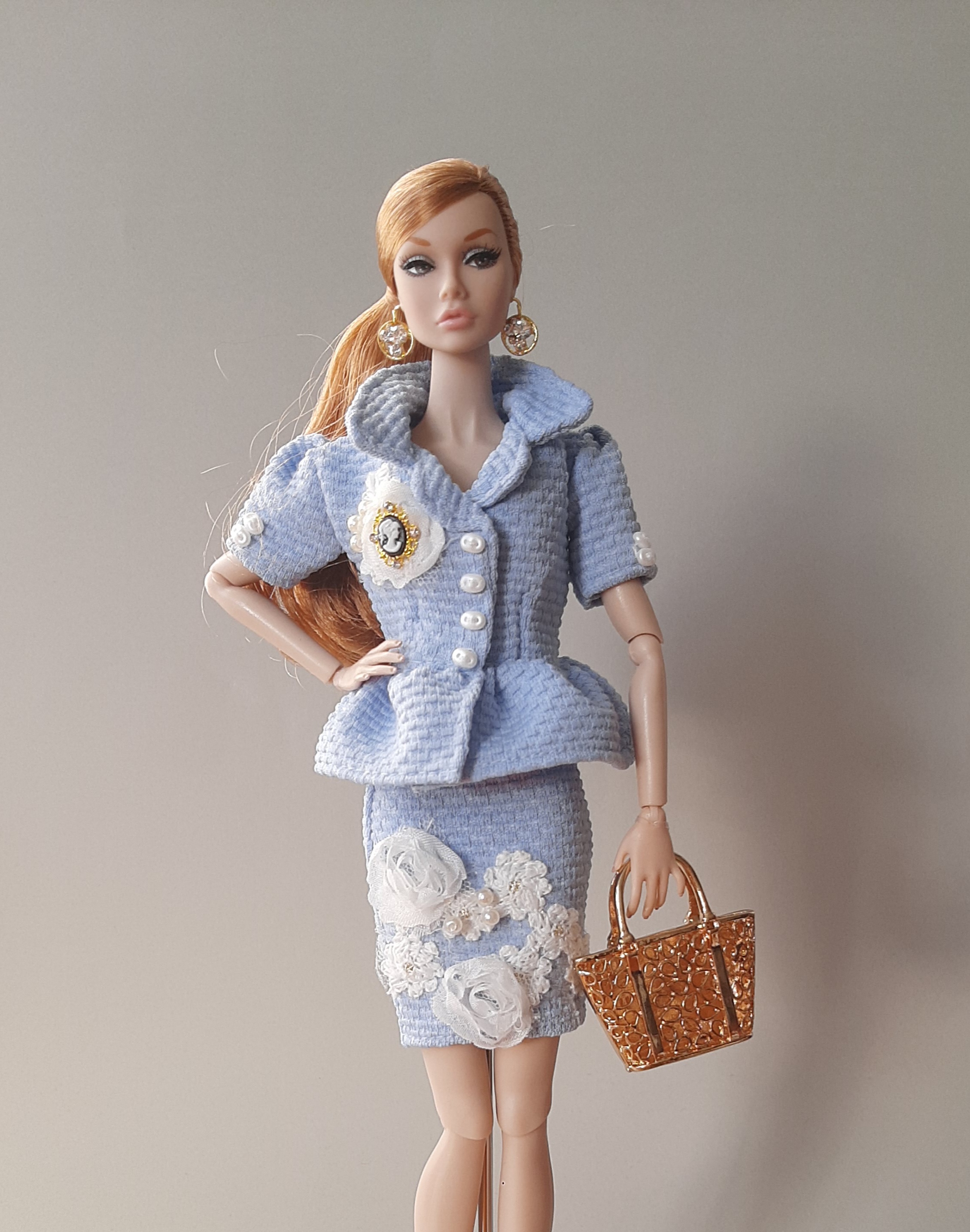 Bleděmodrý kostýmek pro panenky Barbie 