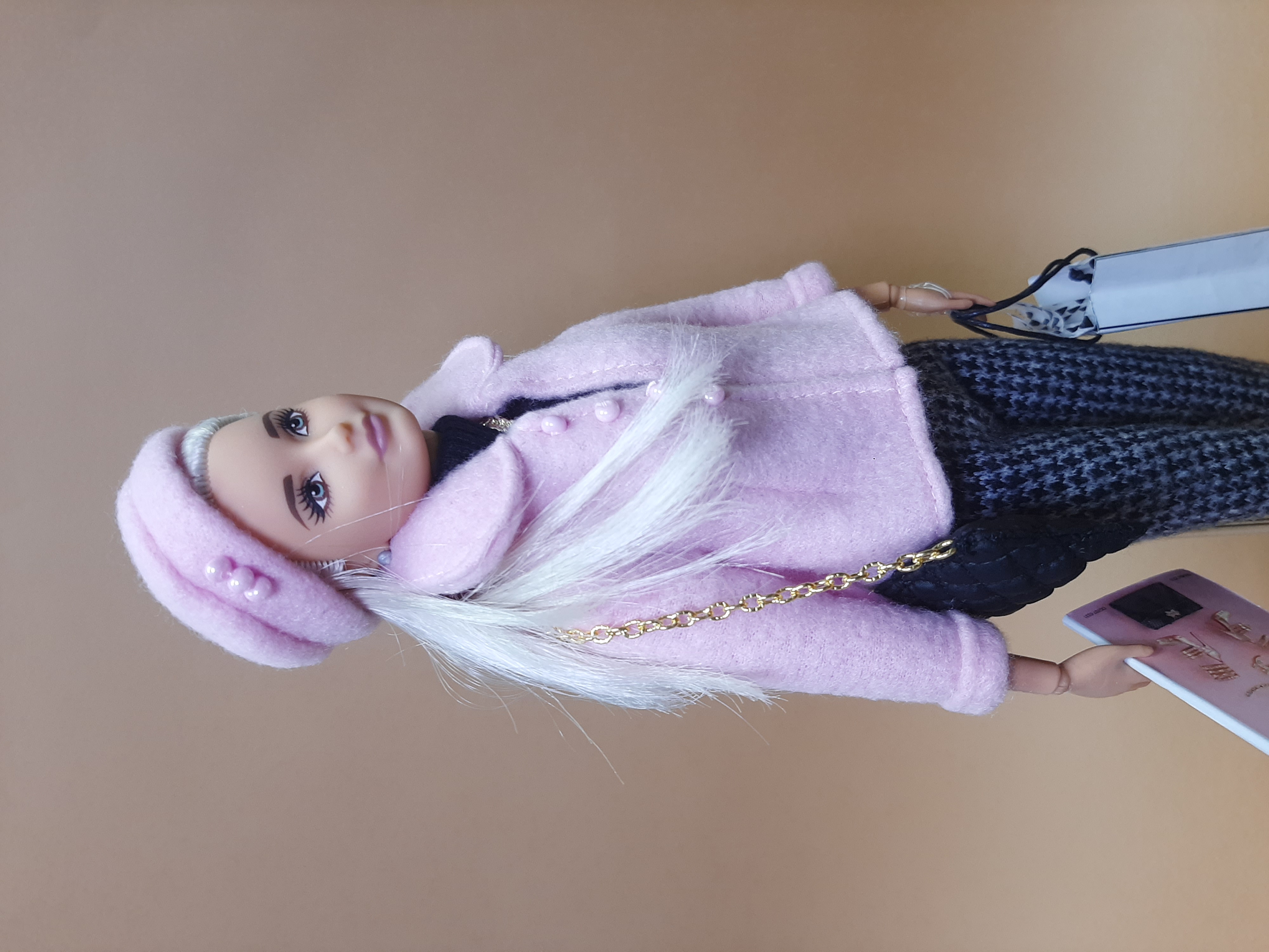 Růžový baret pro panenky Barbie 