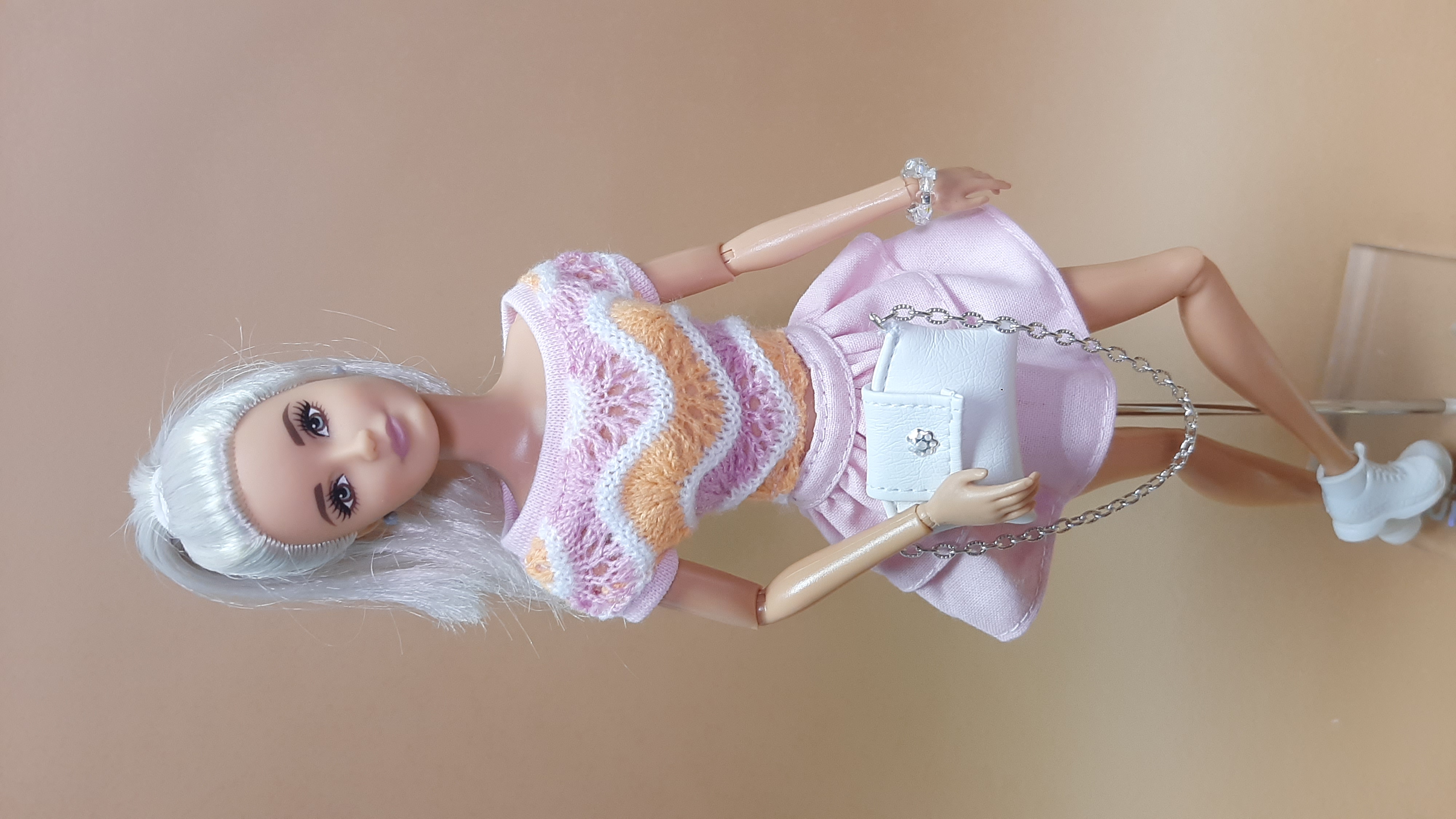 ​Elegantní bílá crossbody kabelka se stříbrným řetízkem