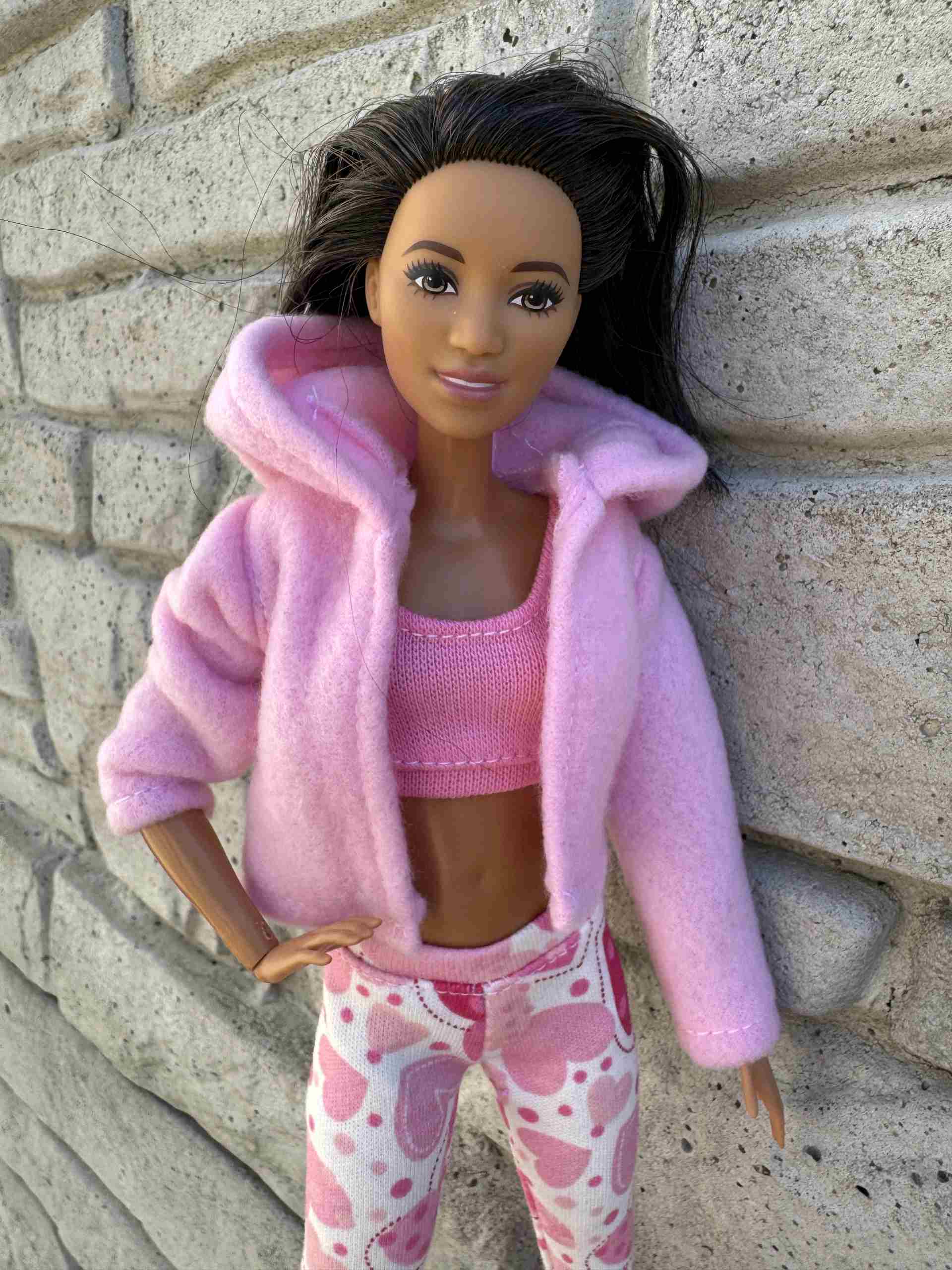 Růžová fleecová bundička s kapucí pro panenky Barbie
