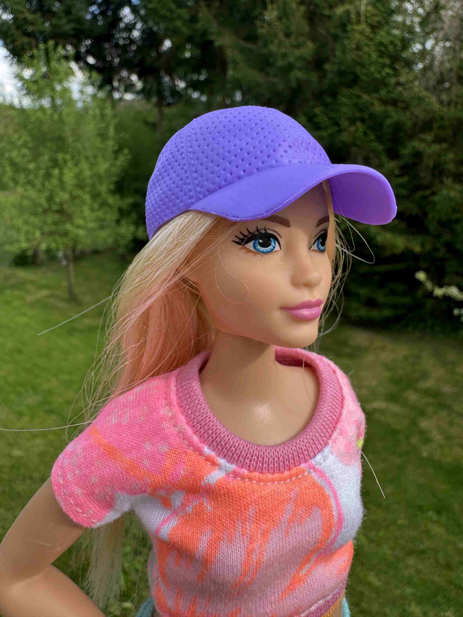 Stylová fialová kšiltovka pro panenku Barbie