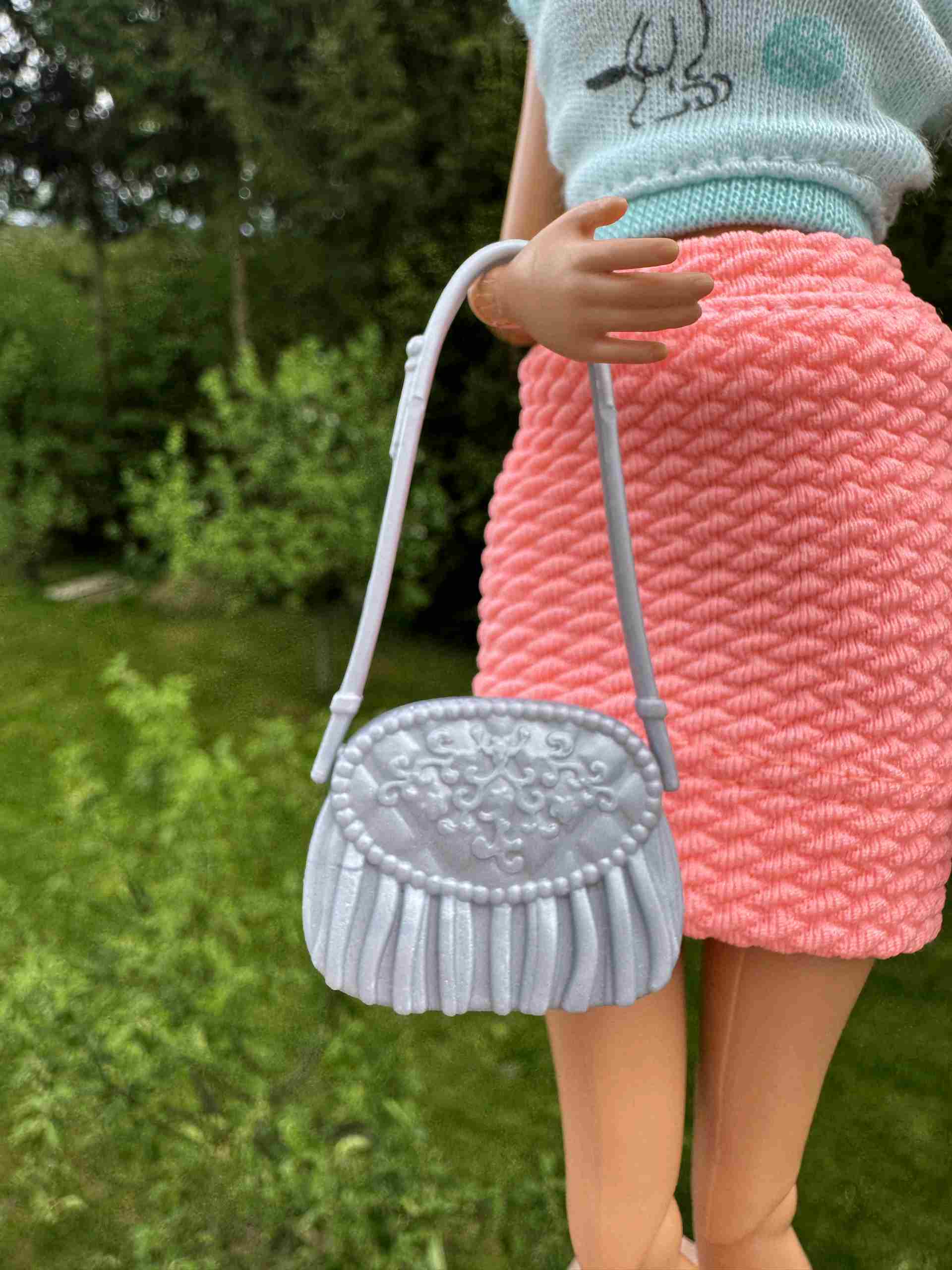 Stříbřitá společenská kabelka pro panenku Barbie