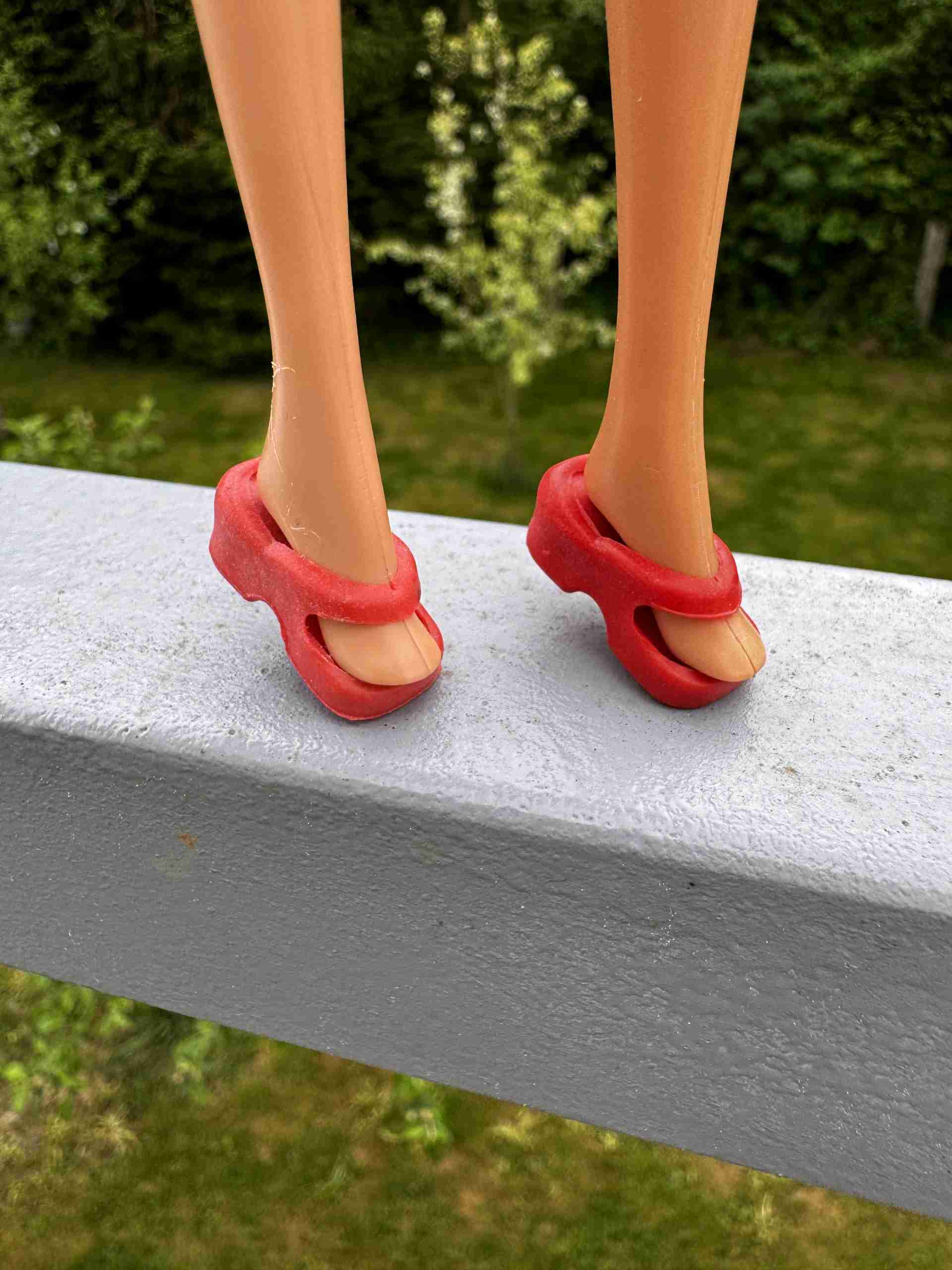 Červené sandálky na platformě pro panenku Barbie