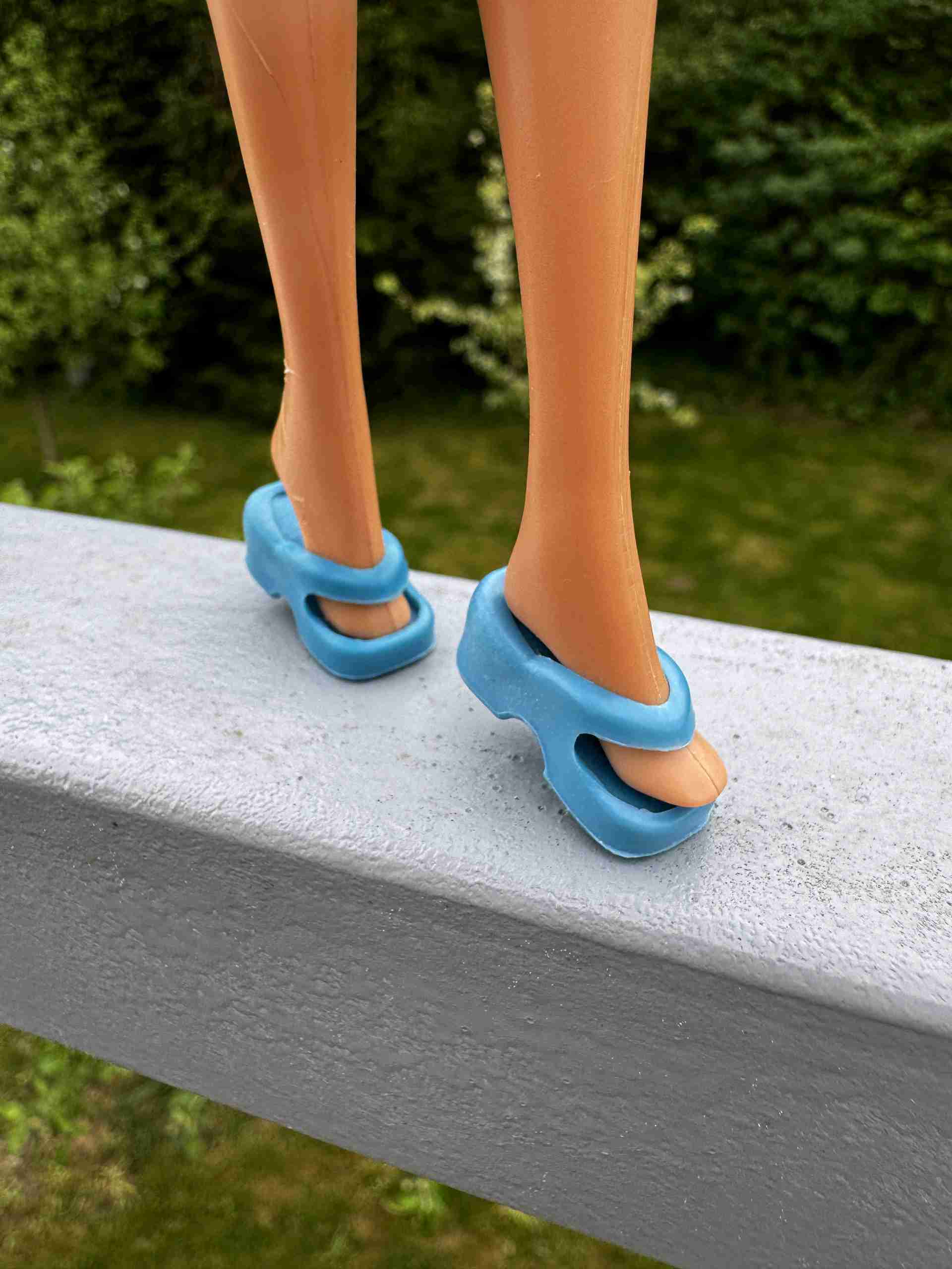 Modré sandálky na platformě pro panenku Barbie