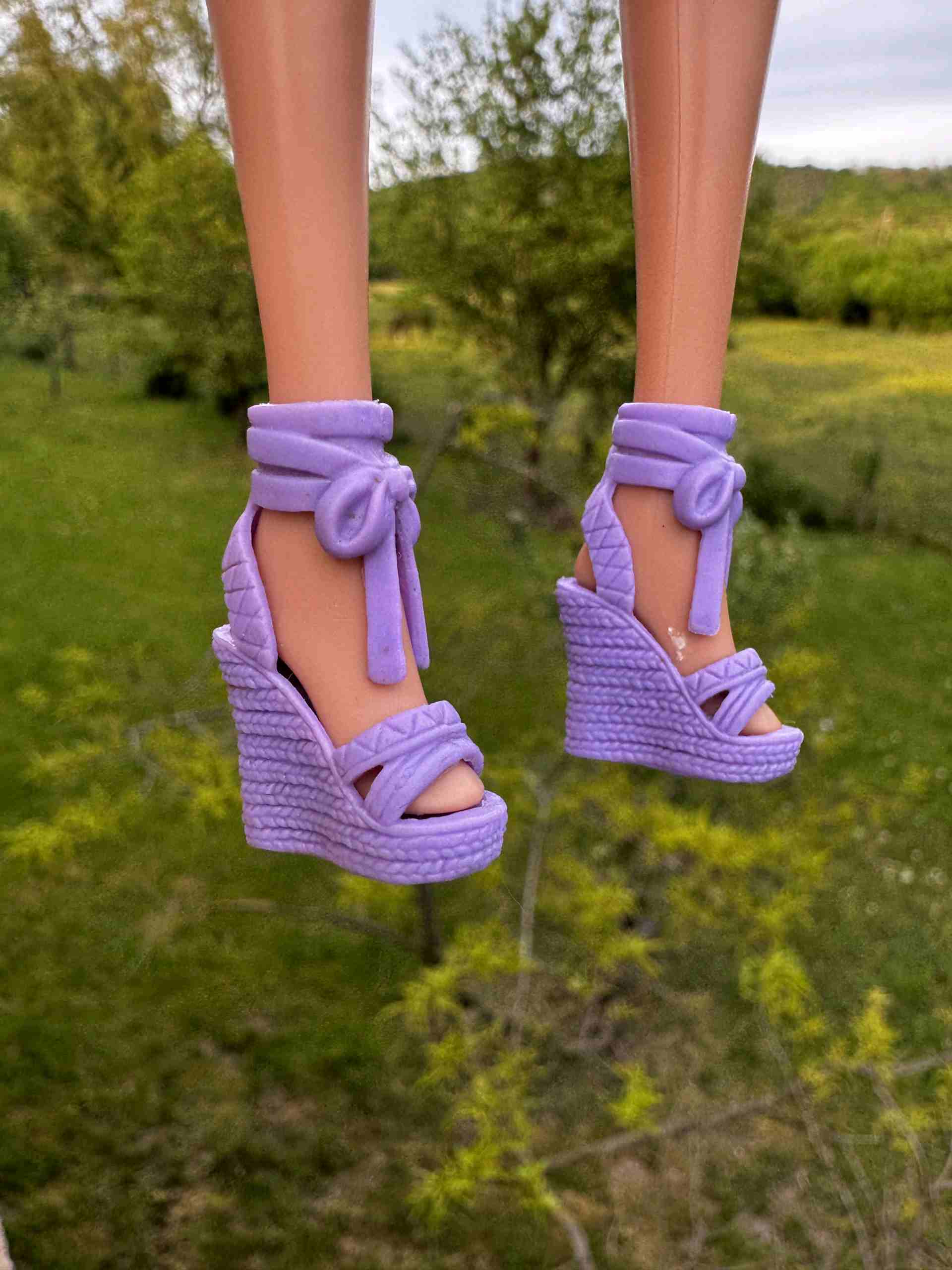​Fialové sandály pro Barbie na klínu s vázáním – Boho Style