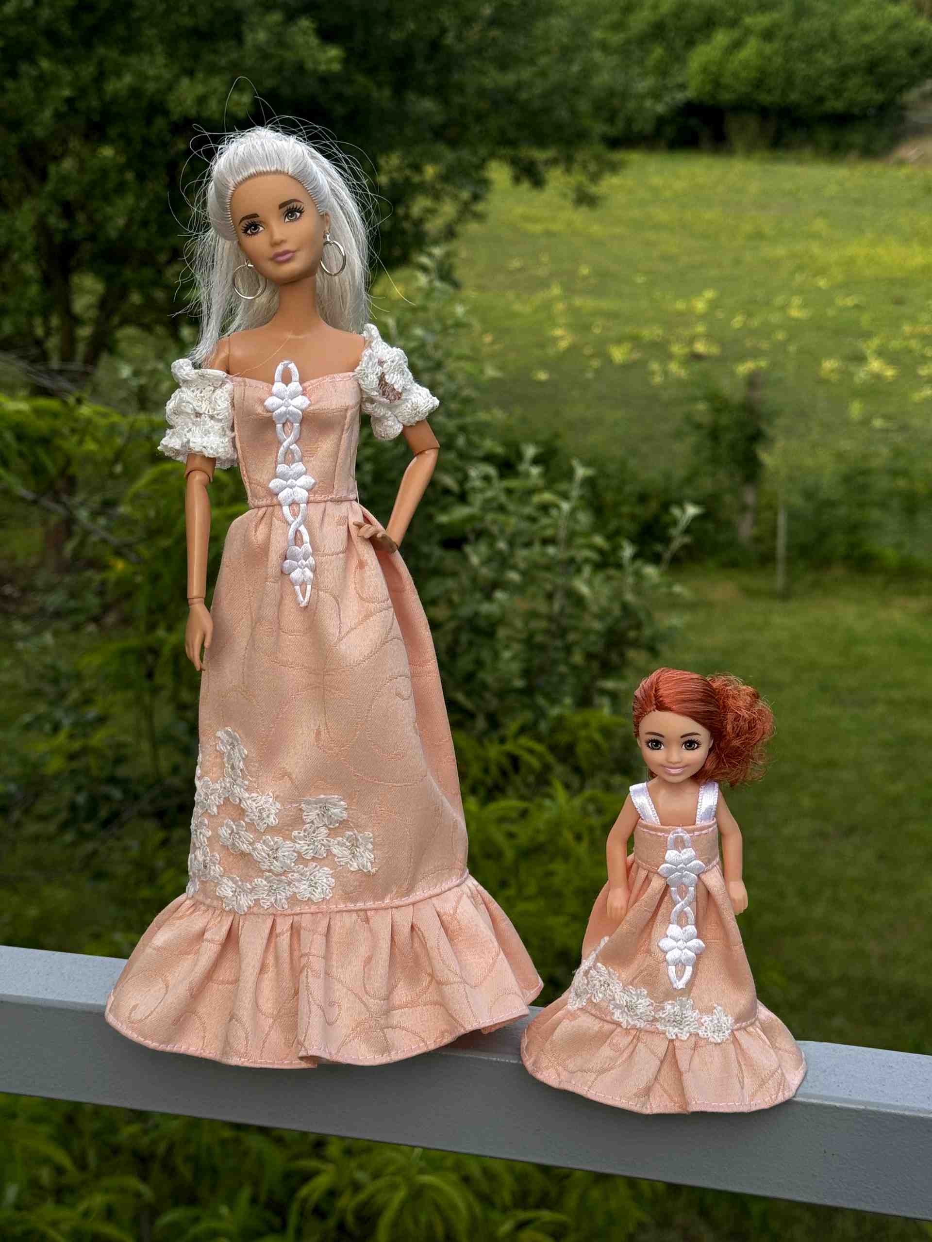 Oblečky pro panenky | Šaty lososové pro Barbie Chelsea