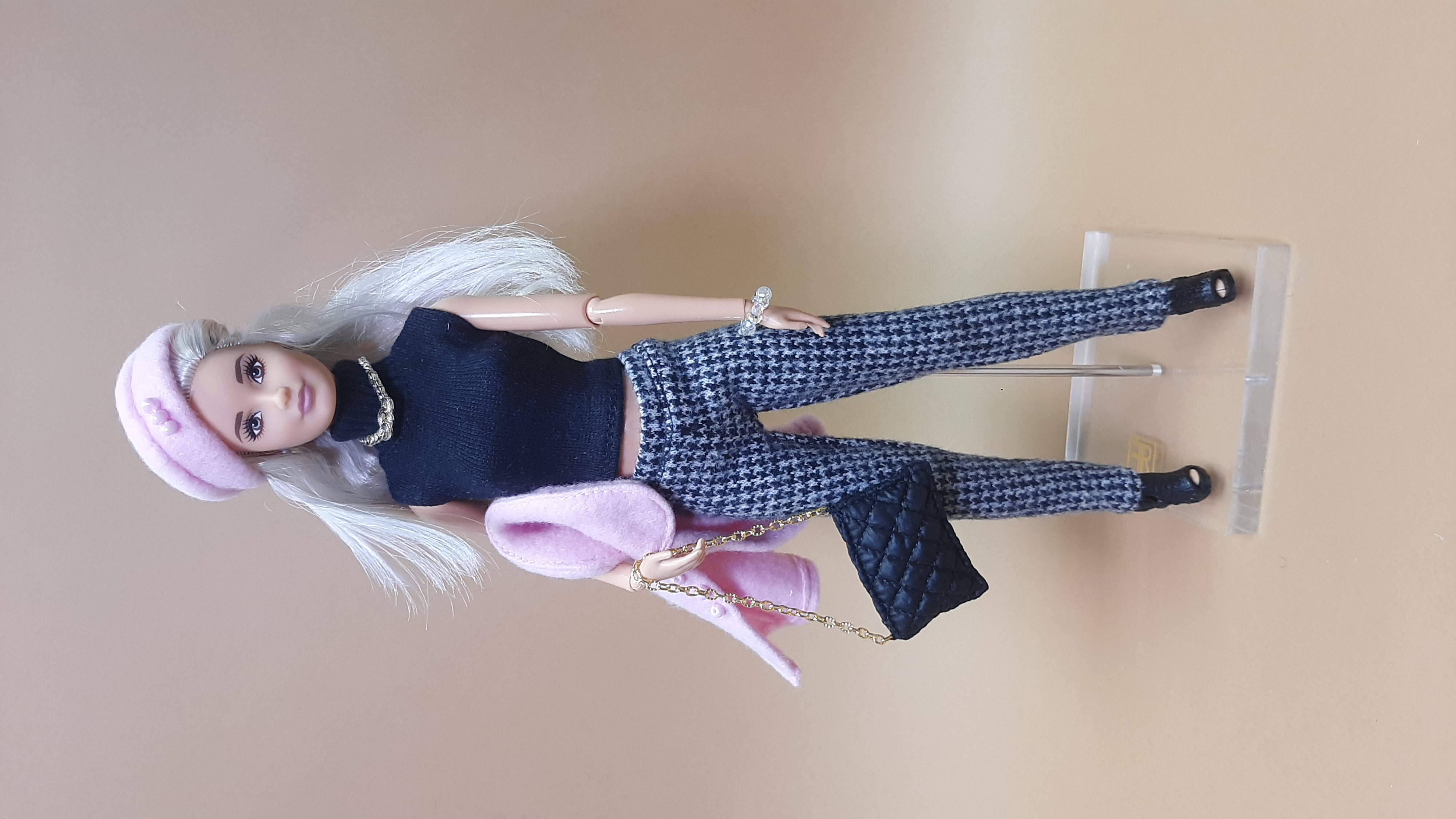 Černá prošívaná kabelka pro panenky 