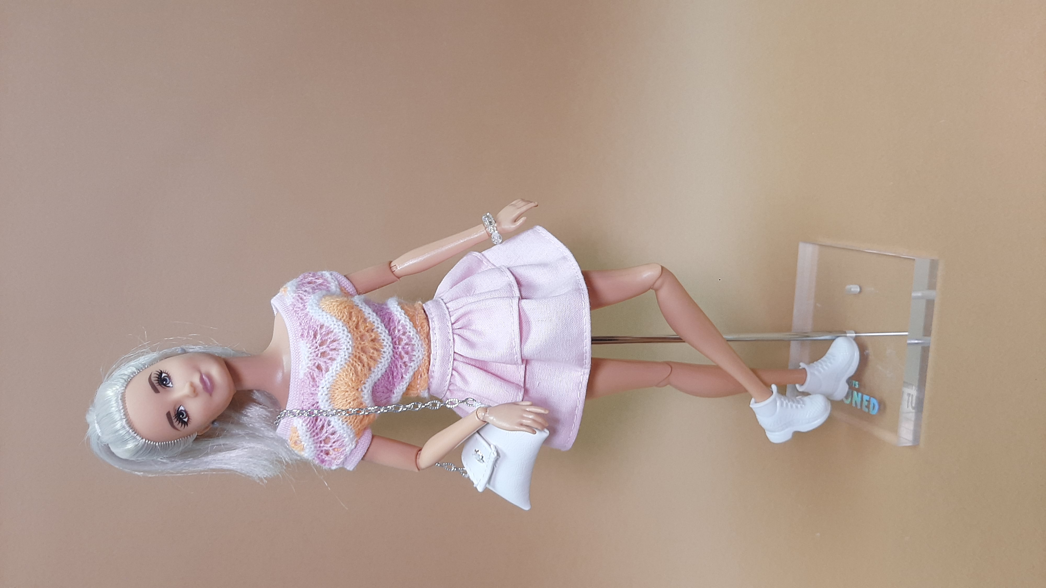 ​Elegantní bílá crossbody kabelka se stříbrným řetízkem