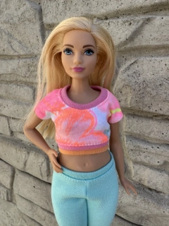 Crop top s barevným vzorem – Pro panenky Curvy Barbie